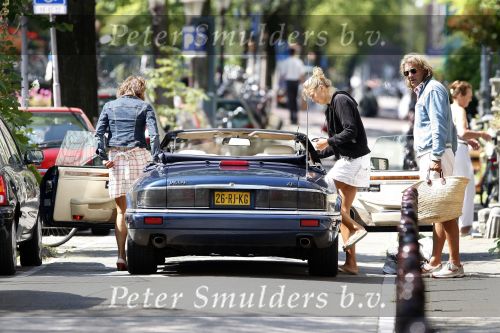 Amsterdam ijmuiden 11 augustus 2007
Mathijs v Nieuwkerk zijn dochter en vrouw gaan met de jaguar cabrio naar het strand in Ijmuiden.