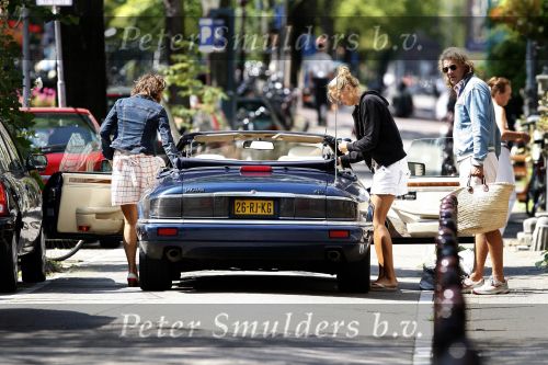 Amsterdam ijmuiden 11 augustus 2007
Mathijs v Nieuwkerk zijn dochter en vrouw gaan met de jaguar cabrio naar het strand in Ijmuiden.