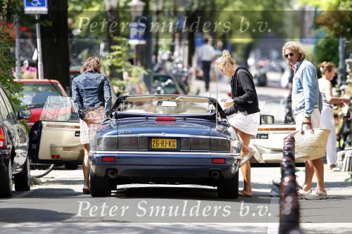 Amsterdam ijmuiden 11 augustus 2007
Mathijs v Nieuwkerk zijn dochter en vrouw gaan met de jaguar cabrio naar het strand in Ijmuiden.