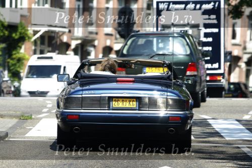 Amsterdam ijmuiden 11 augustus 2007
Mathijs v Nieuwkerk zijn dochter en vrouw gaan met de jaguar cabrio naar het strand in Ijmuiden.