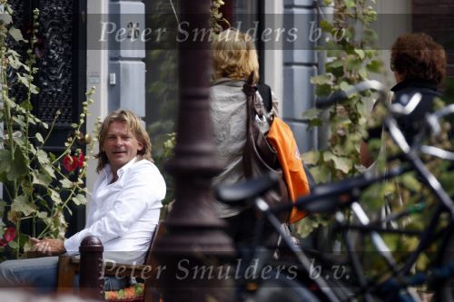 Amsterdam 11 augustus 2007
Matthijs v Nieuwkerk met zijn vrouw Karin v Nieuwkerk en dochter Jet v Nieuwkerk voor zijn huis in het zonnetje met zijn krantje.