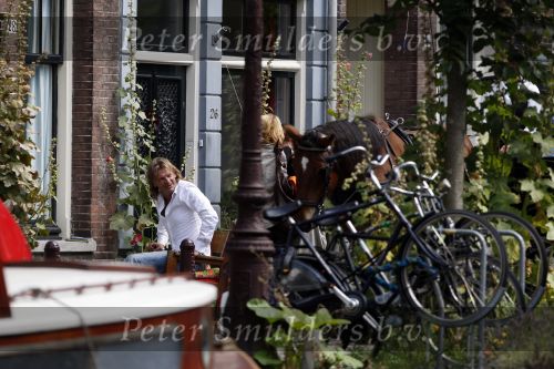 Amsterdam 11 augustus 2007
Matthijs v Nieuwkerk met zijn vrouw Karin v Nieuwkerk en dochter Jet v Nieuwkerk voor zijn huis in het zonnetje met zijn krantje.