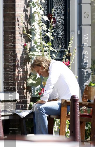 Amsterdam 11 augustus 2007
Matthijs v Nieuwkerk met zijn vrouw Karin v Nieuwkerk en dochter Jet v Nieuwkerk voor zijn huis in het zonnetje met zijn krantje.