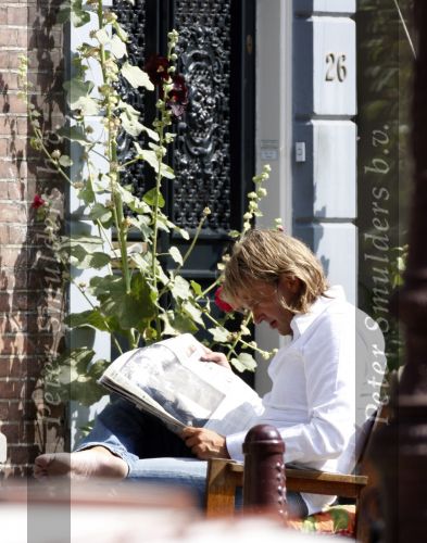 Amsterdam 11 augustus 2007
Matthijs v Nieuwkerk met zijn vrouw Karin v Nieuwkerk en dochter Jet v Nieuwkerk voor zijn huis in het zonnetje met zijn krantje.