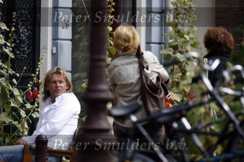 Amsterdam 11 augustus 2007
Matthijs v Nieuwkerk met zijn vrouw Karin v Nieuwkerk en dochter Jet v Nieuwkerk voor zijn huis in het zonnetje met zijn krantje.
