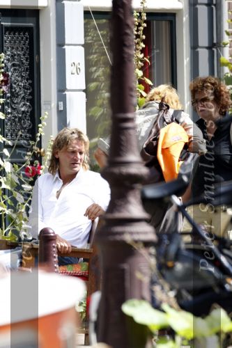 Amsterdam 11 augustus 2007
Matthijs v Nieuwkerk met zijn vrouw Karin v Nieuwkerk en dochter Jet v Nieuwkerk voor zijn huis in het zonnetje met zijn krantje.