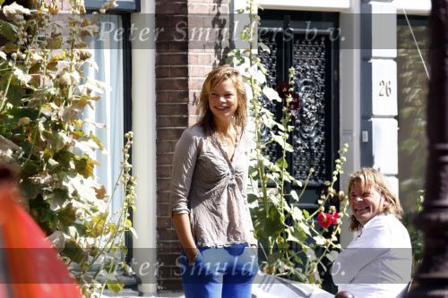 Amsterdam 11 augustus 2007
Matthijs v Nieuwkerk met zijn vrouw Karin v Nieuwkerk en dochter Jet v Nieuwkerk voor zijn huis in het zonnetje met zijn krantje.