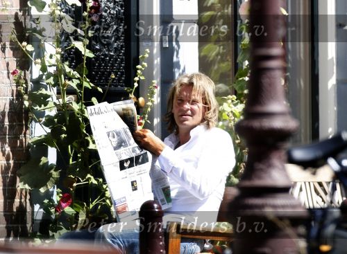 Amsterdam 11 augustus 2007
Matthijs v Nieuwkerk met zijn vrouw Karin v Nieuwkerk en dochter Jet v Nieuwkerk voor zijn huis in het zonnetje met zijn krantje.