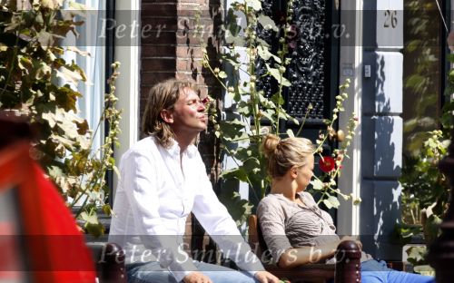 Amsterdam 11 augustus 2007
Matthijs v Nieuwkerk met zijn vrouw Karin v Nieuwkerk en dochter Jet v Nieuwkerk voor zijn huis in het zonnetje met zijn krantje.