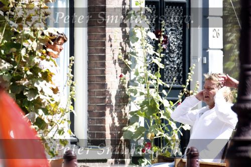 Amsterdam 11 augustus 2007
Matthijs v Nieuwkerk met zijn vrouw Karin v Nieuwkerk en dochter Jet v Nieuwkerk voor zijn huis in het zonnetje met zijn krantje.