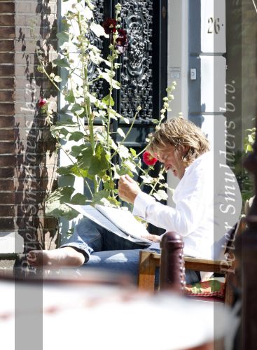 Amsterdam 11 augustus 2007
Matthijs v Nieuwkerk met zijn vrouw Karin v Nieuwkerk en dochter Jet v Nieuwkerk voor zijn huis in het zonnetje met zijn krantje.