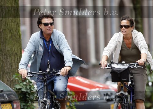 Amsterdam 10 augustus 2007
Menno Buch met zijn vrouw op de fiets in Amsterdam.