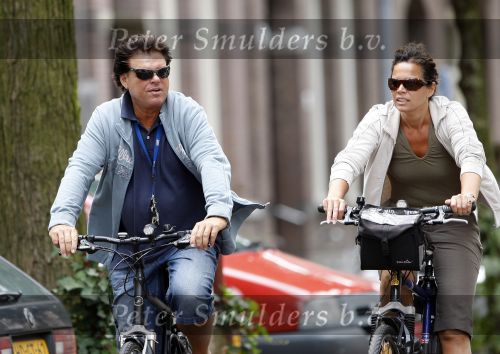 Amsterdam 10 augustus 2007
Menno Buch met zijn vrouw op de fiets in Amsterdam.