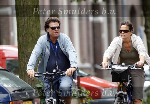 Amsterdam 10 augustus 2007
Menno Buch met zijn vrouw op de fiets in Amsterdam.