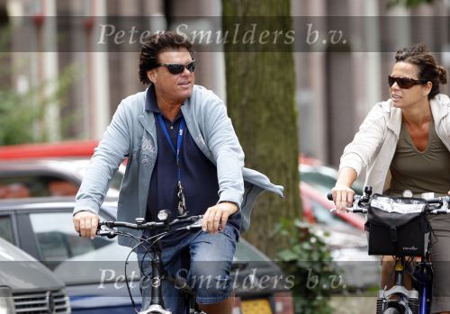 Amsterdam 10 augustus 2007
Menno Buch met zijn vrouw op de fiets in Amsterdam.