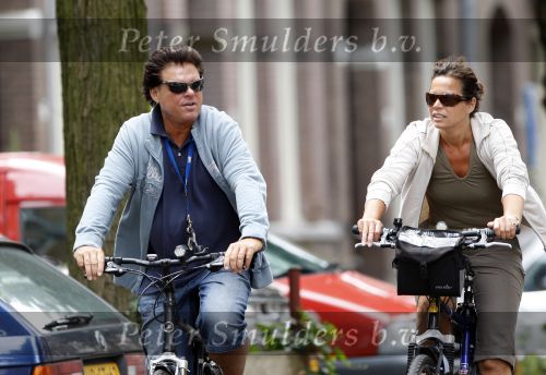 Amsterdam 10 augustus 2007
Menno Buch met zijn vrouw op de fiets in Amsterdam.