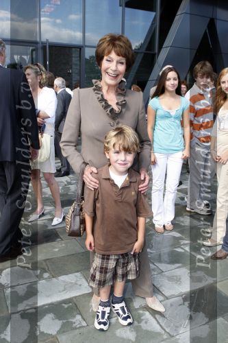Hilversum 17 augustus 2007
Mies Bouwman bij de presentatie van haar boulevard samen met haar man Leen Timp. Mies met haar kleinkinderen