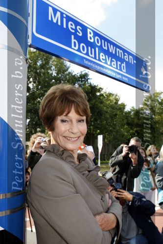 Hilversum 17 augustus 2007
Mies Bouwman bij de presentatie van haar boulevard samen met haar man Leen Timp.