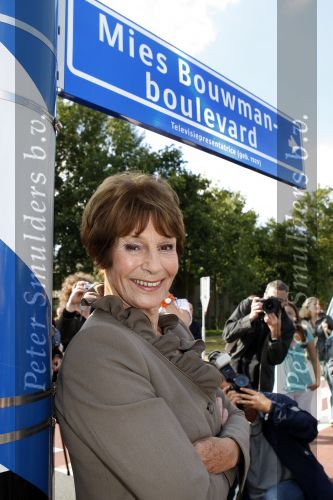 Hilversum 17 augustus 2007
Mies Bouwman bij de presentatie van haar boulevard samen met haar man Leen Timp.