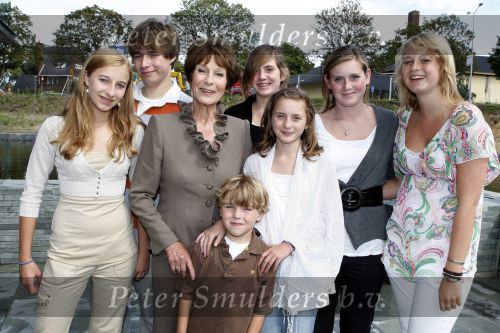 Hilversum 17 augustus 2007
Mies Bouwman bij de presentatie van haar boulevard samen met haar man Leen Timp. Mies met haar kleinkinderen