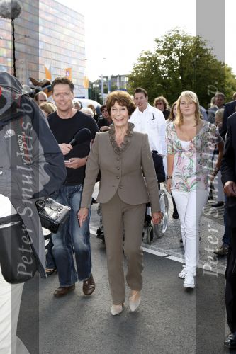Hilversum 17 augustus 2007
Mies Bouwman bij de presentatie van haar boulevard samen met haar man Leen Timp.