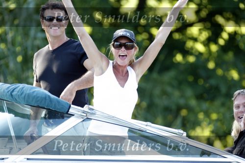 Vreeland 29 augustus 2007
Milika Peterzon met haar vriend Jurgen Smit aan het varen met de boot op de Vecht.