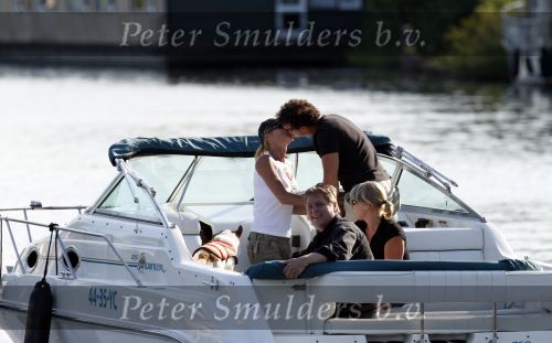 Vreeland 29 augustus 2007
Milika Peterzon met haar vriend Jurgen Smit aan het varen met de boot op de Vecht.