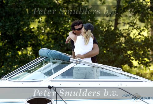 Vreeland 29 augustus 2007
Milika Peterzon met haar vriend Jurgen Smit aan het varen met de boot op de Vecht.