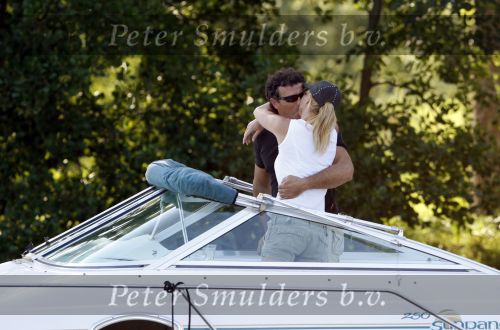 Vreeland 29 augustus 2007
Milika Peterzon met haar vriend Jurgen Smit aan het varen met de boot op de Vecht.