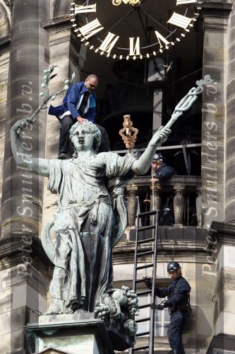 Amsterdam 24 augustus 2007
Een man is op het koninklijk paleis op de dam geklommen en wordt er door de politie afgehaald.