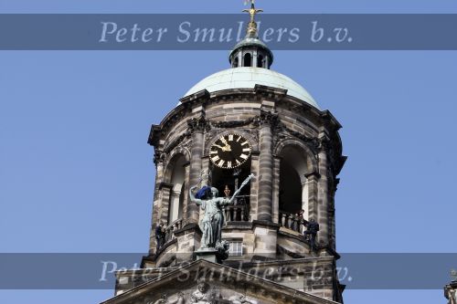 Amsterdam 24 augustus 2007
Een man is op het koninklijk paleis op de dam geklommen en wordt er door de politie afgehaald.