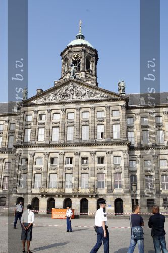 Amsterdam 24 augustus 2007
Een man is op het koninklijk paleis op de dam geklommen en wordt er door de politie afgehaald.