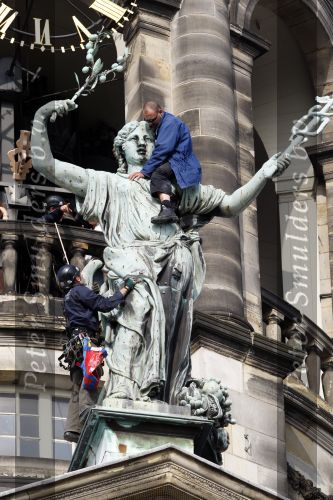 Amsterdam 24 augustus 2007
Een man is op het koninklijk paleis op de dam geklommen en wordt er door de politie afgehaald.