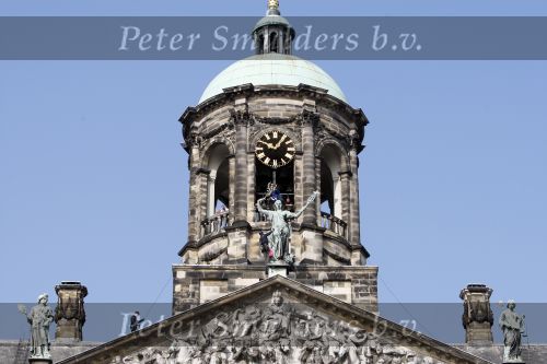 Amsterdam 24 augustus 2007
Een man is op het koninklijk paleis op de dam geklommen en wordt er door de politie afgehaald.