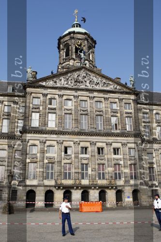 Amsterdam 24 augustus 2007
Een man is op het koninklijk paleis op de dam geklommen en wordt er door de politie afgehaald.