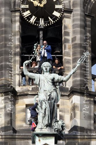 Amsterdam 24 augustus 2007
Een man is op het koninklijk paleis op de dam geklommen en wordt er door de politie afgehaald.
