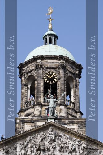 Amsterdam 24 augustus 2007
Een man is op het koninklijk paleis op de dam geklommen en wordt er door de politie afgehaald.