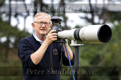 Zandvoort 18 augustus 2007
Pieter v Vollenhoven speelt mee met een charity wedstrijd van de klm open golf een week nadat bij hemin het ziekenhuis stuk huid verwijderd is. Pieter met canon fotocamera en telelens
