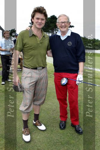 Zandvoort 18 augustus 2007
Pieter v Vollenhoven speelt mee met een charity wedstrijd van de klm open golf een week nadat bij hemin het ziekenhuis stuk huid verwijderd is. Pieter met Beau v Erven Dorens