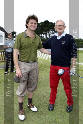 Zandvoort 18 augustus 2007
Pieter v Vollenhoven speelt mee met een charity wedstrijd van de klm open golf een week nadat bij hemin het ziekenhuis stuk huid verwijderd is. Pieter met Beau v Erven Dorens