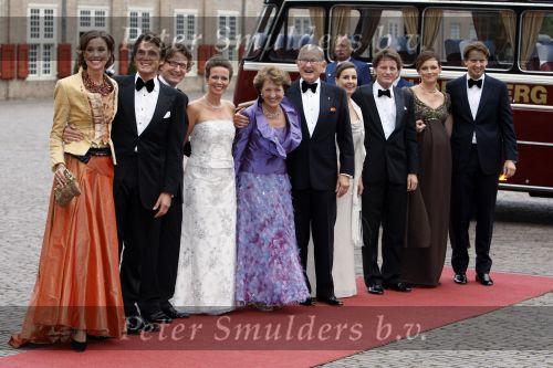 Apeldoorn 1 september 2007
Prins Wille Alexander viert zijn 40e verjaardag op paleis het Loo met Maxima Alexia Ariane en Amalia. Prinses Marilene Prins Maurits Prinses Annette Prins Bernhard jr Prinses Margriet Pieter v Vollenhoven Prinses Anita Prins Pieter Christiaan Prinses Aimee zwanger en Prins Floris