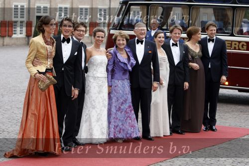 Apeldoorn 1 september 2007
Prins Wille Alexander viert zijn 40e verjaardag op paleis het Loo met Maxima Alexia Ariane en Amalia. Prinses Marilene Prins Maurits Prinses Annette Prins Bernhard jr Prinses Margriet Pieter v Vollenhoven Prinses Anita Prins Pieter Christiaan Prinses Aimee zwanger en Prins Floris