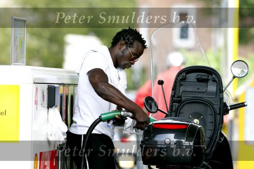 Amsterdam 11 augustus 2007
Regilio Tuur met zijn vespa scooter aan het tanken.