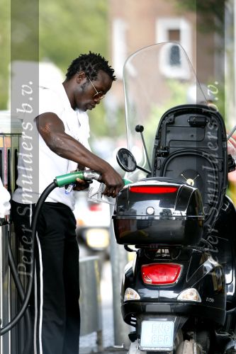 Amsterdam 11 augustus 2007
Regilio Tuur met zijn vespa scooter aan het tanken.