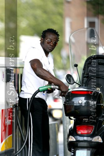 Amsterdam 11 augustus 2007
Regilio Tuur met zijn vespa scooter aan het tanken.