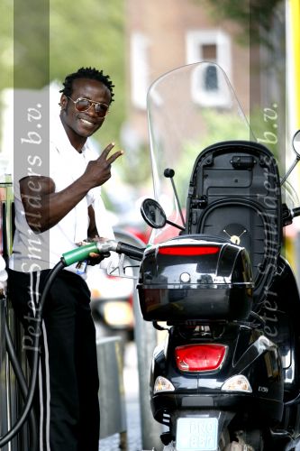 Amsterdam 11 augustus 2007
Regilio Tuur met zijn vespa scooter aan het tanken.