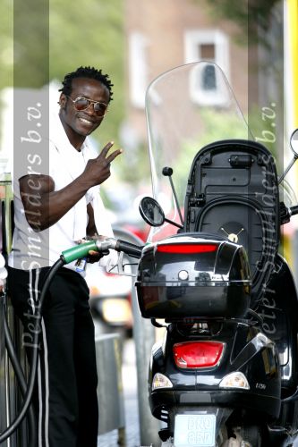 Amsterdam 11 augustus 2007
Regilio Tuur met zijn vespa scooter aan het tanken.