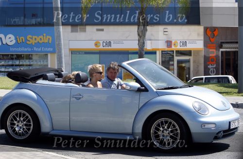 Marbella 13 augustus 2007
Rene Froger met Natasja Maxim en Didier in kever cabrio. Zijn boot ligt te koop in de haven.