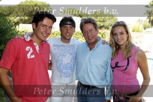 Cabopino 14 augustus 2007
Hans Kazan met zijn vrouw Wendy en zonen Renzo Oscar Steven en Mara bij hun huis in Spanje.