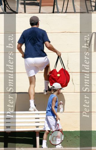 Marbella 14 augustus 2007
Richard Krajicek en zijn zoon Alec aan het tennissen in Marbella.